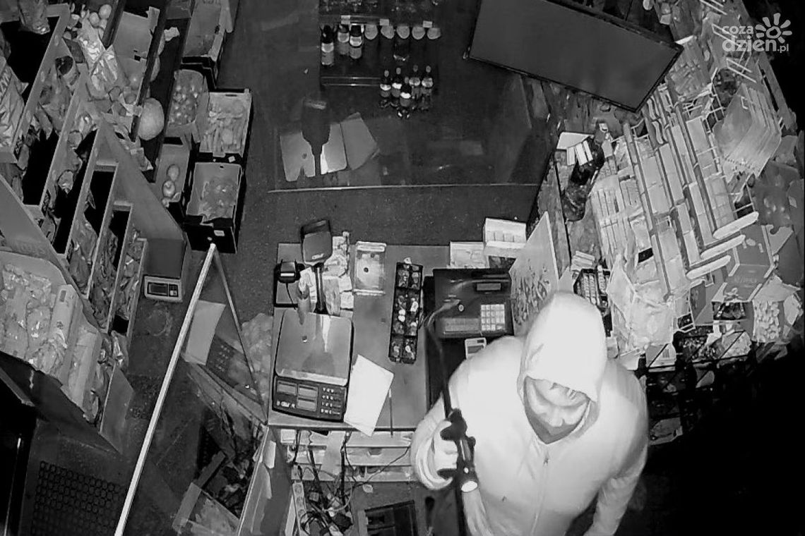 Zamaskowani mężczyźni okradli sklep! Policja na tropie jednego sprawcy