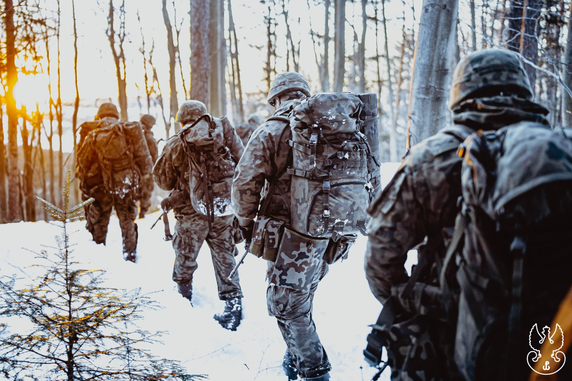 Żolnierze podczas zimowego szkolenia