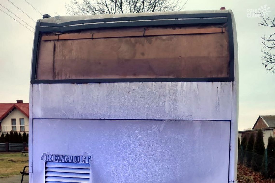 Zamiast szyby - karton. Takim autobusem przewoził dzieci do szkoły