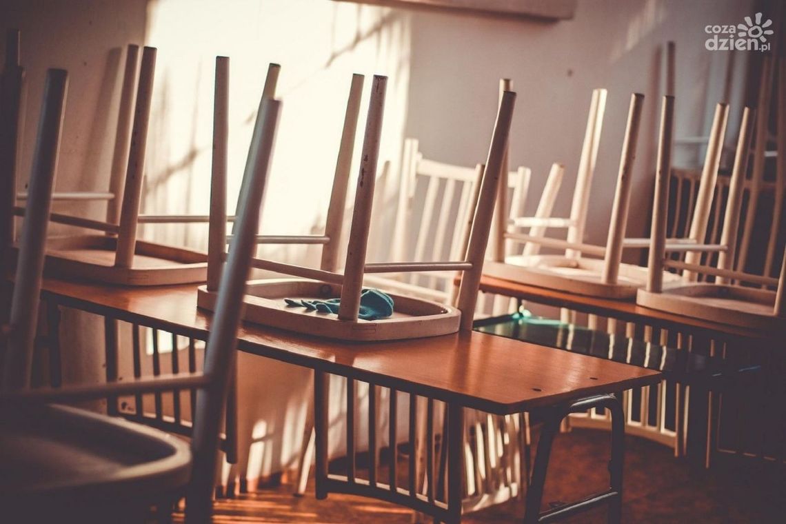 Zamykają szkoły jedna po drugiej. "Następuje samoistna koncentracja" 