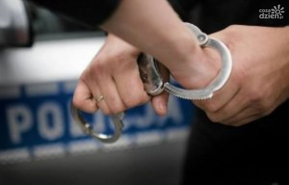 Zatrzymanie kierowcy z zakazem prowadzenia pojazdów - odkryto amfetaminę w jego samochodzie