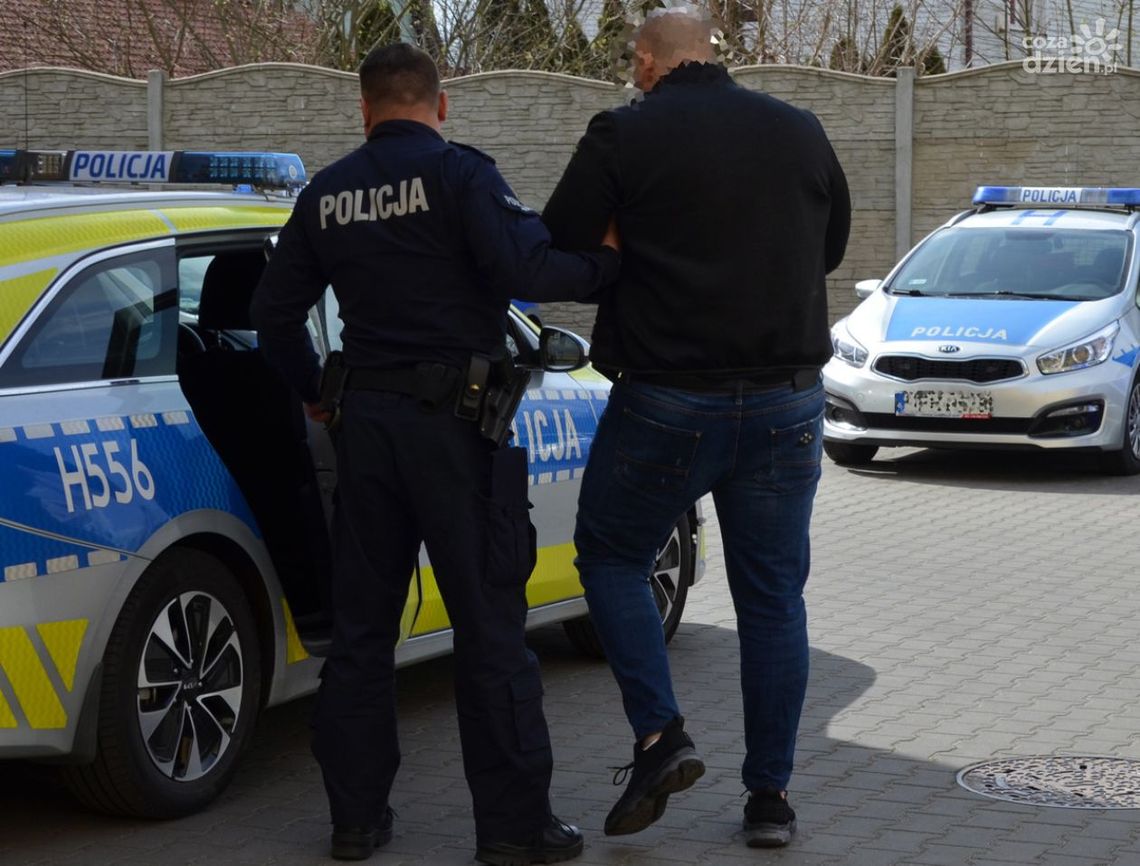 Zatrzymany z kilogramem amfetaminy i bronią. Recydywista wpadł w Szydłowie