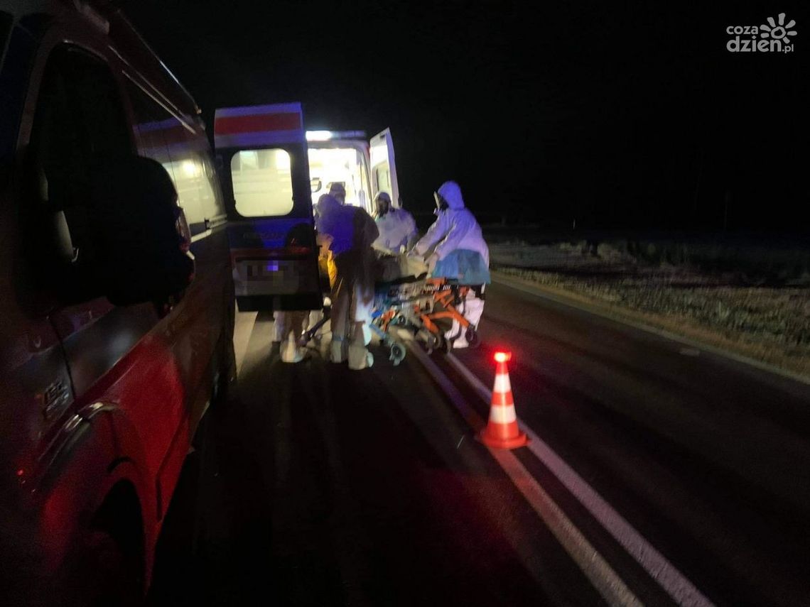 Zderzenie busa z karetką przewożącą osobę pod respiratorem chorą na Covid-19. Do zdarzenia doszło na DK7
