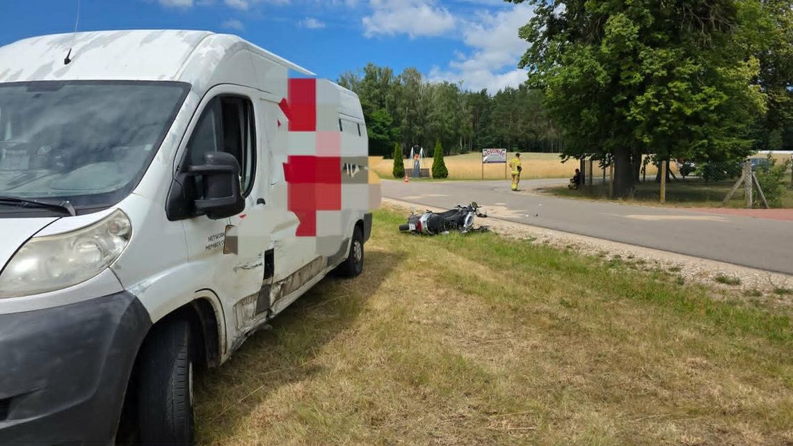 Zderzenie busa z motorowerem w Poświętnem. Poszkodowana kobieta trafiła do szpitala