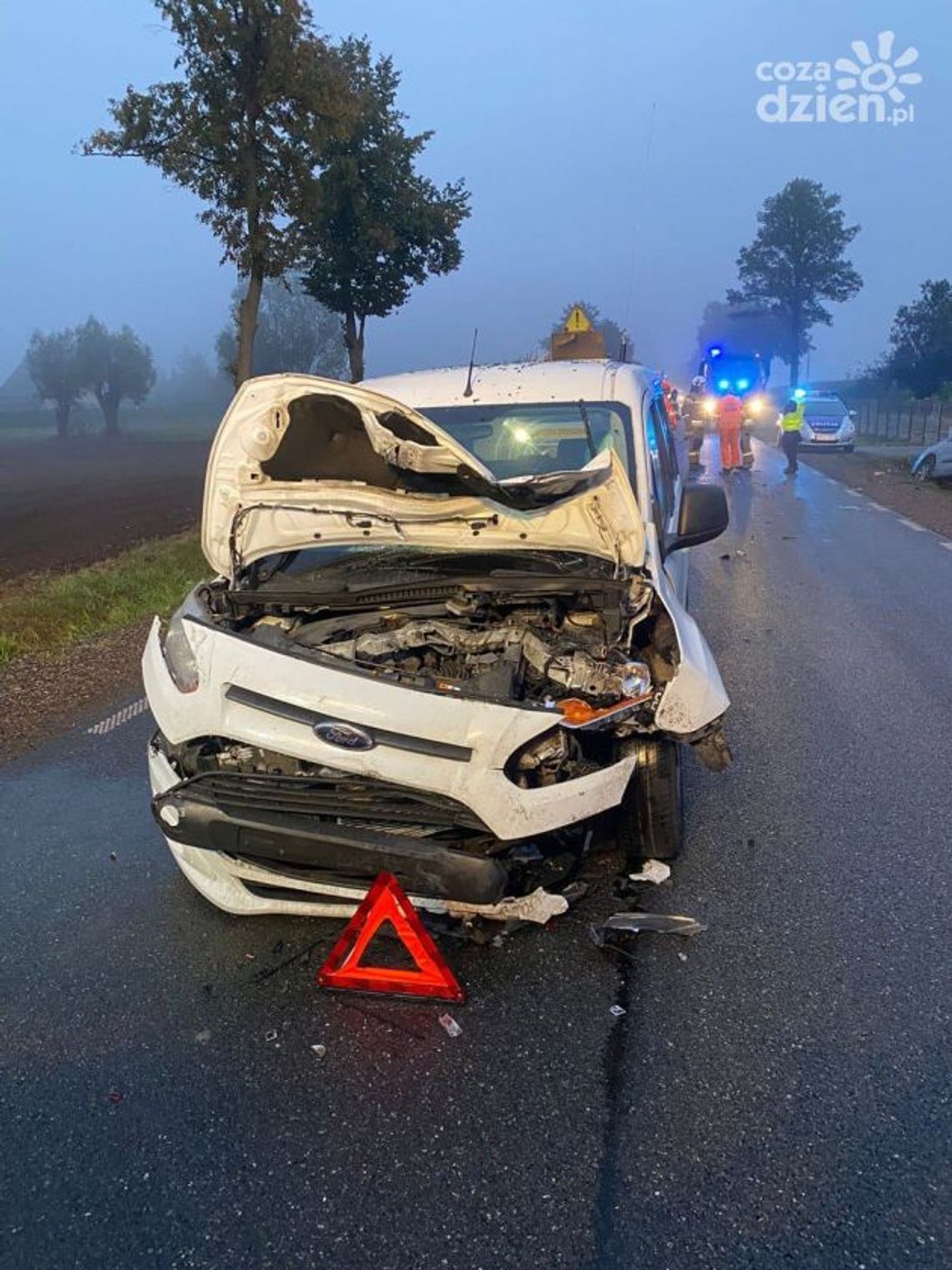 Zderzenie dwóch osobówek na DK 50 w Woli Wodzyńskiej. Dwie osoby trafiły do szpitala