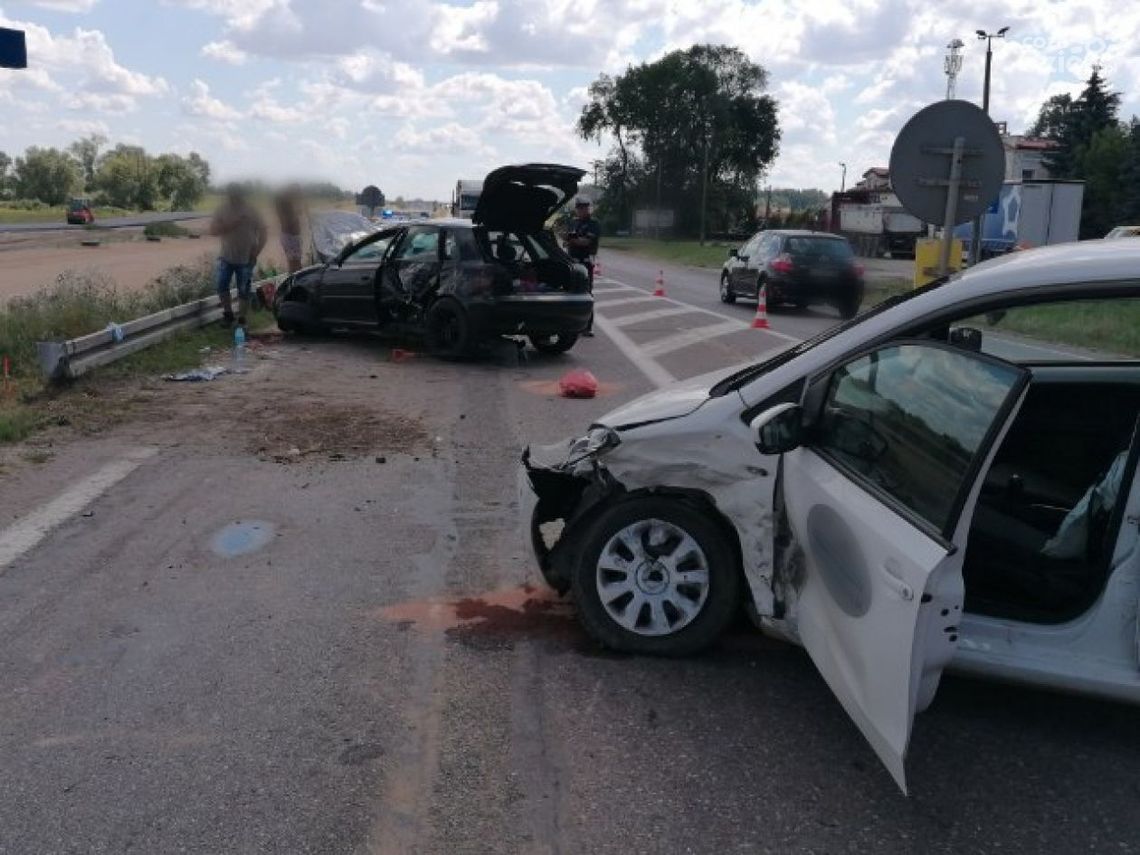 Zderzenie dwóch samochodów w Dłużniewie Zderzenie dwóch samochodów w Dłużniewie