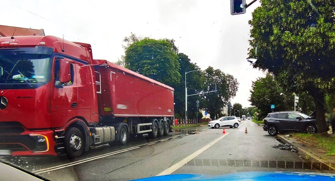 Zderzenie tira z osobówką w Mławie. Ranna kobieta trafiła do szpitala, ruch jest całkowicie zablokowany Zderzenie tira z osobówką w Mławie. Ranna kobieta trafiła do szpitala, ruch jest całkowicie zablokowany