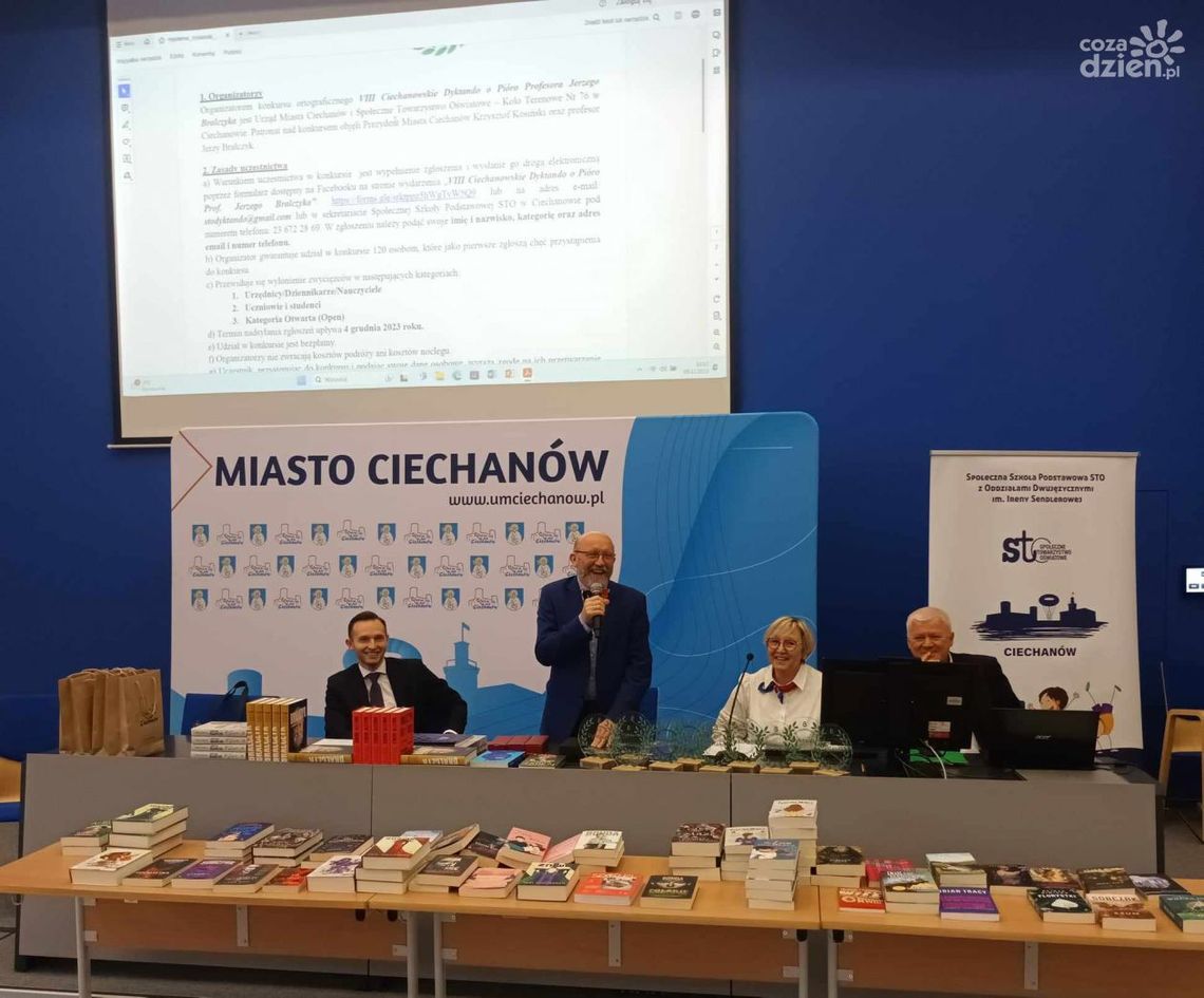 [Zdjęcia] VIII edycja Ciechanowskiego Dyktanda o Pióro Prof. J. Bralczyka