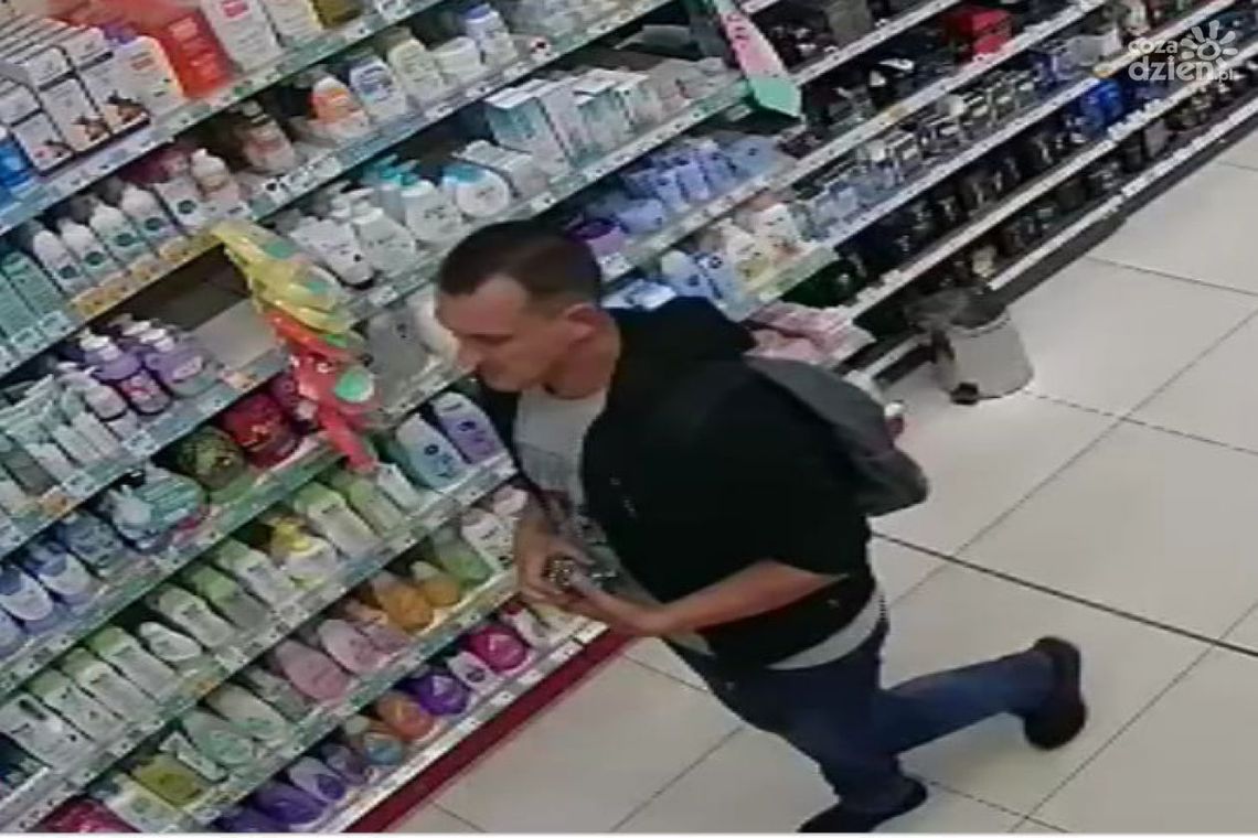 Złodziej kosmetyków w oku kamery