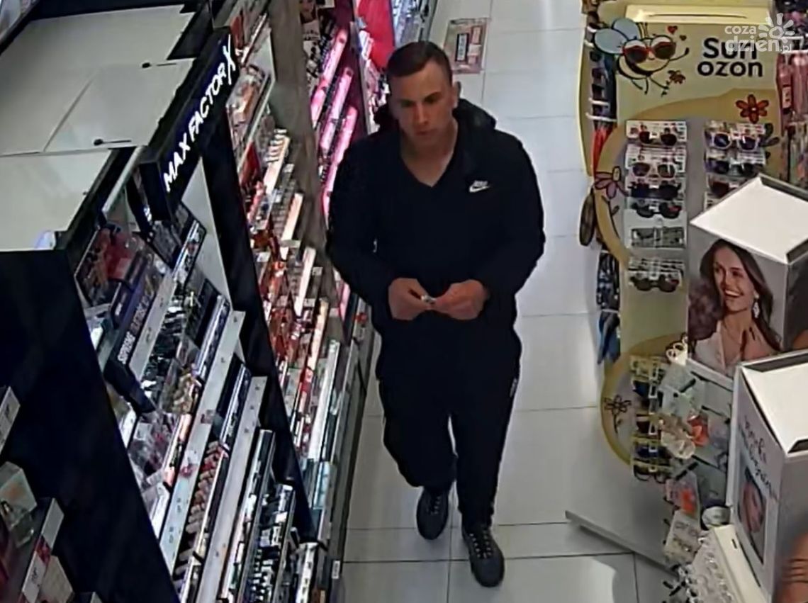 Złodziej perfum poszukiwany w Ciechanowie. Czy ktoś go widział?