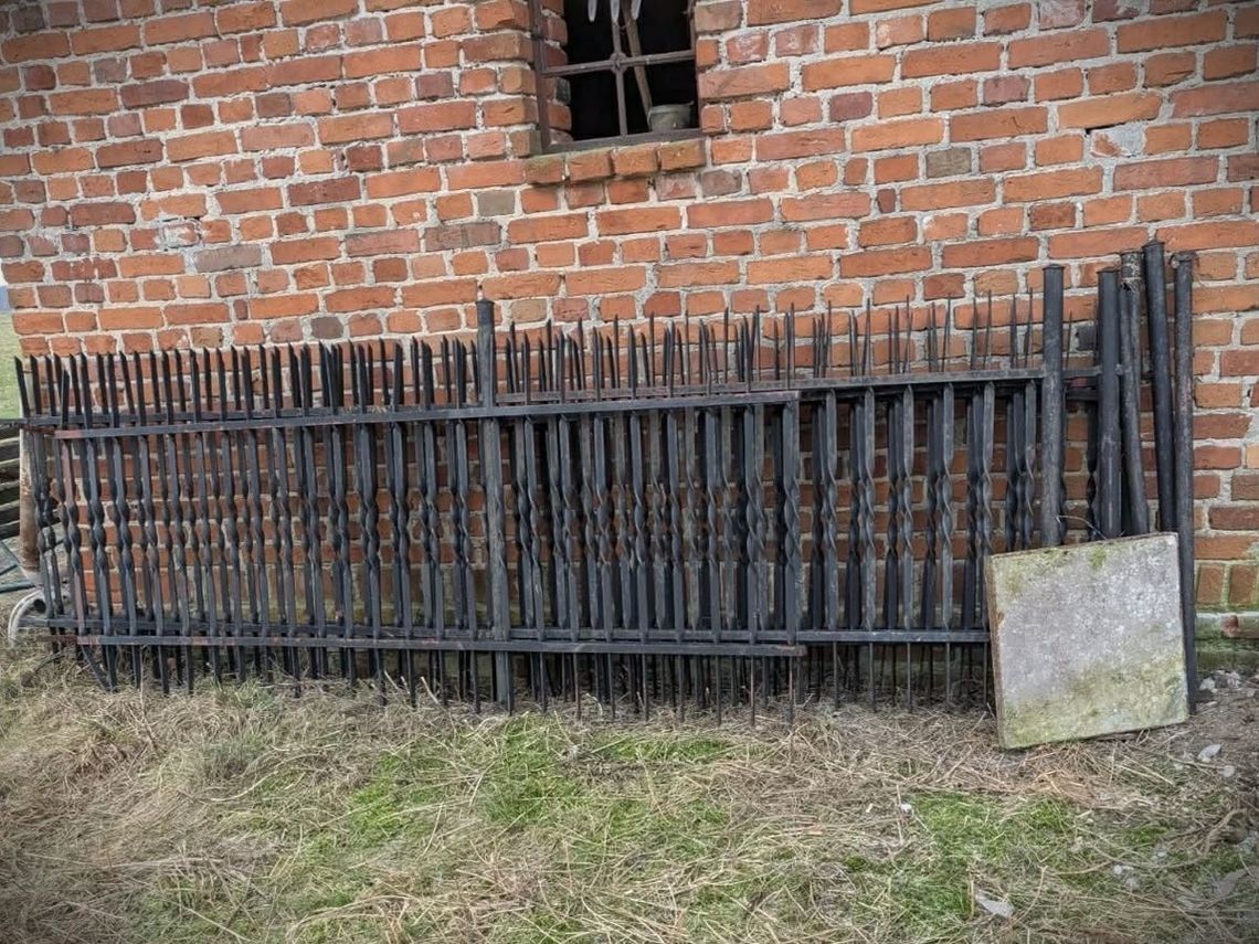 Złodzieje wynieśli ogrodzenie i bramę z posesji w Zarębach. Policja z Chorzel odzyskała łup Skradzione ogrodzenie