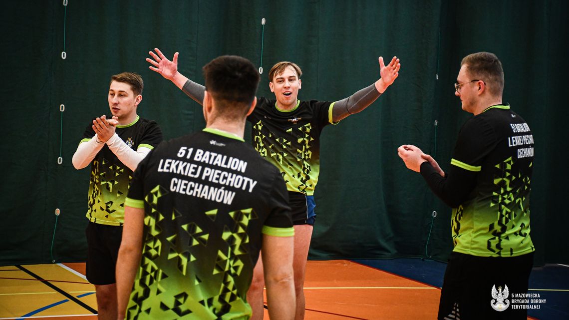 Żołnierze 5 Mazowieckiej Brygady Obrony Terytorialnej podczas meczu siatkówki w hali sportowej w Siedlcach
