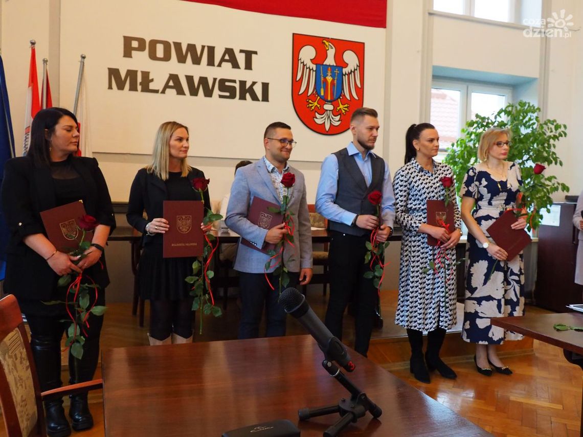 Złożyli ślubowanie i odebrali akty Złożyli ślubowanie i odebrali akty