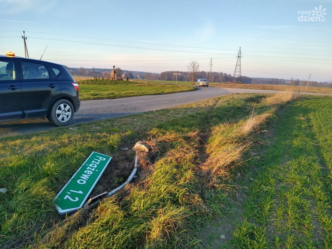 Znak wyrwany wraz z betonową podstawą. Wandale w akcji