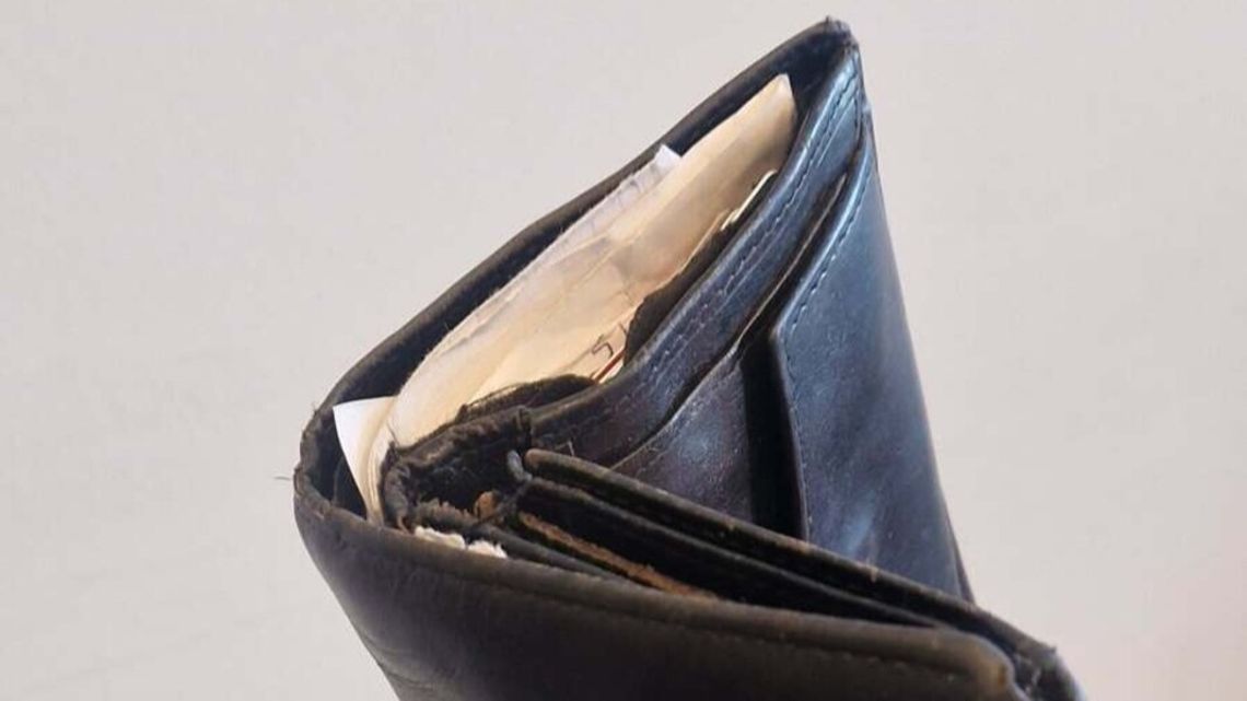 Znalazł portfel pod sklepem i myślał, że mu się upiecze. Policja znalazła u niego coś jeszcze Dłoń w niebieskiej, jednorazowej rękawiczce trzymająca czarny, skórzany portfel.