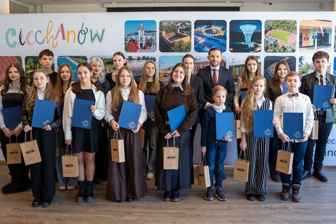Stypendyści i prezydent Ciechanowa