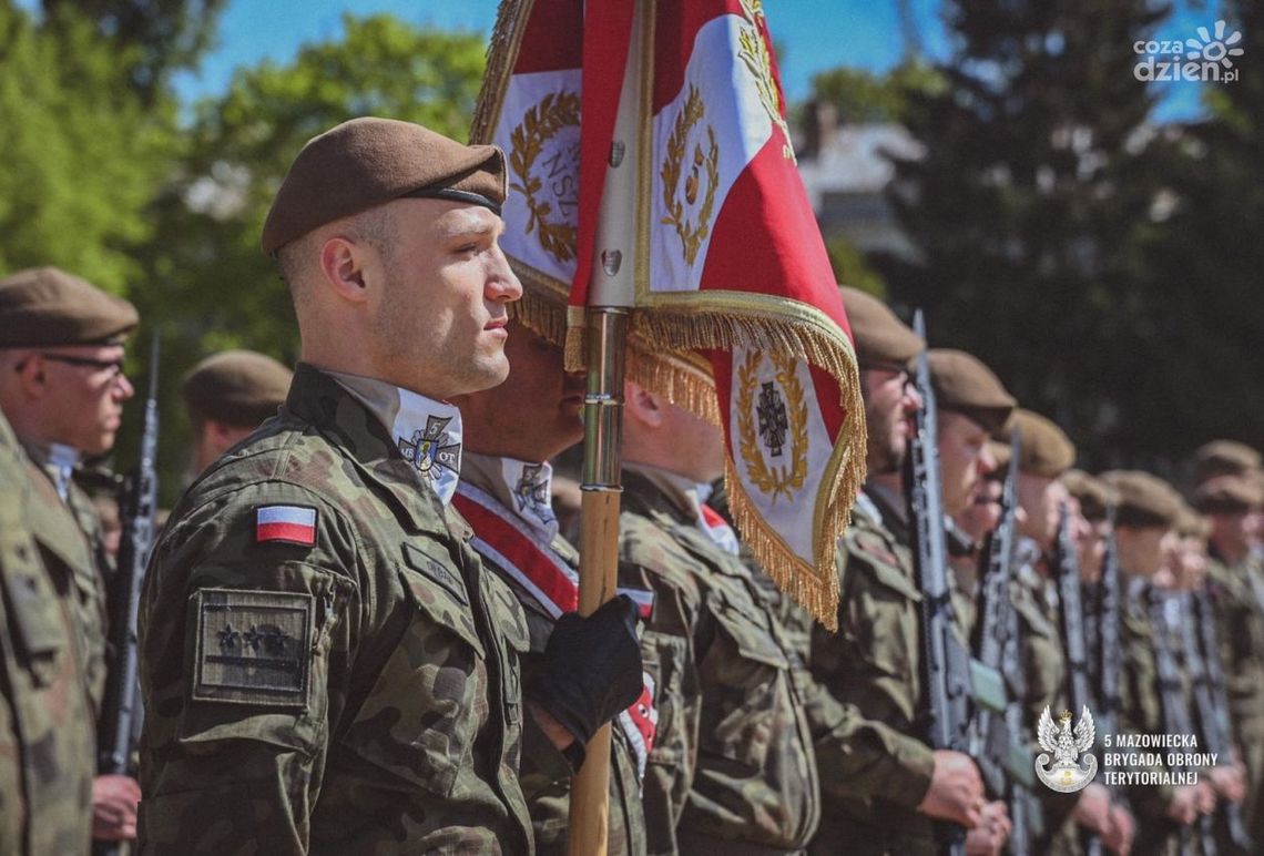 Żołnierze 5 MBOT uczcili Dzień Flagi i Święto Konstytucji 3 Maja w Ciechanowie