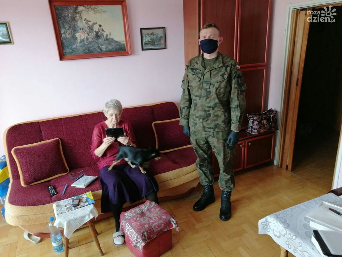 Żołnierze 5MBOT dbają o seniorów w Wielkanoc