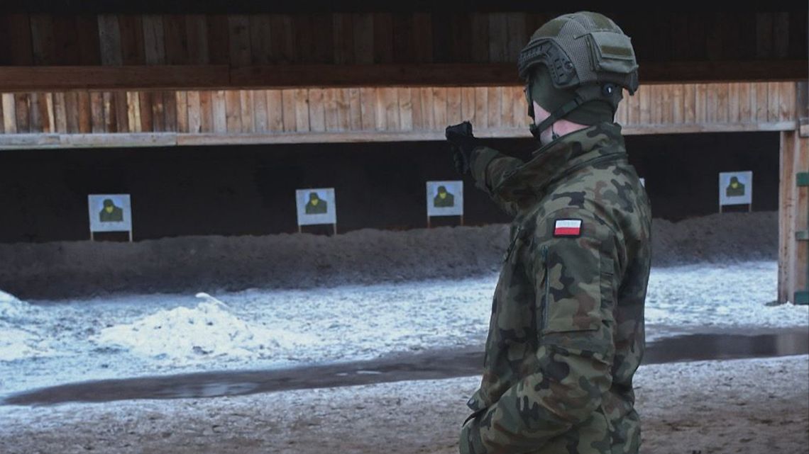 Żołnierz podczas zawodów strzeleckich