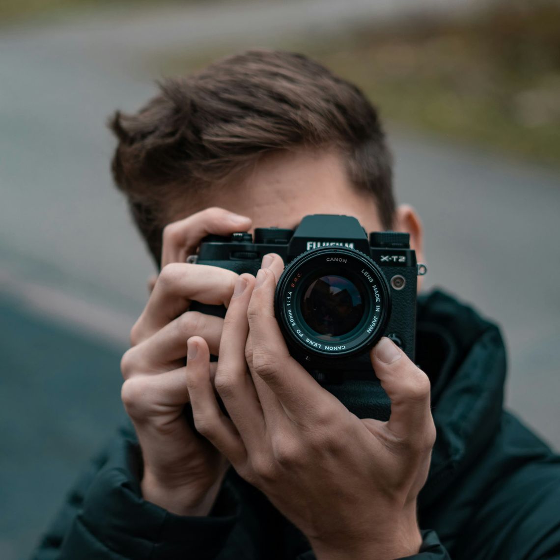 Wygrasz nagrodę. Zrób zdjęcie na pikniku w Nowym Dworze Mazowieckim Fotoreporter przy robieniu zdjęcia