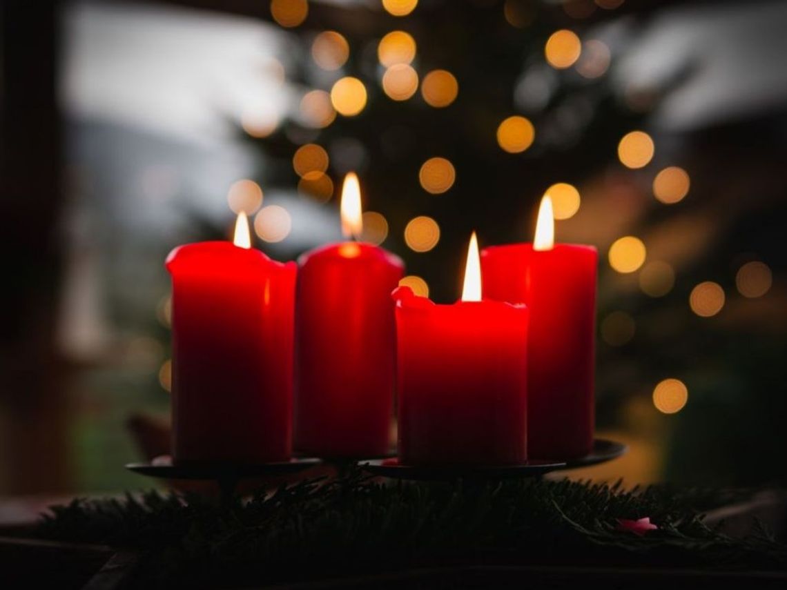 Świece adwentowe, płonące
