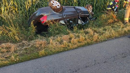 Dachowanie w Rumoce, jedna osoba ranna (zdjęcia)