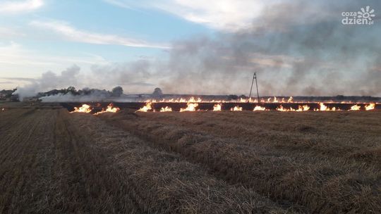 W Mieszkach Wielkich paliła się prasa i słoma (zdjęcia)