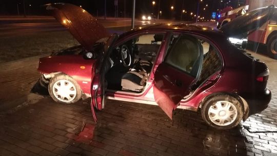 Samochód w ogniu na Tysiąclecia