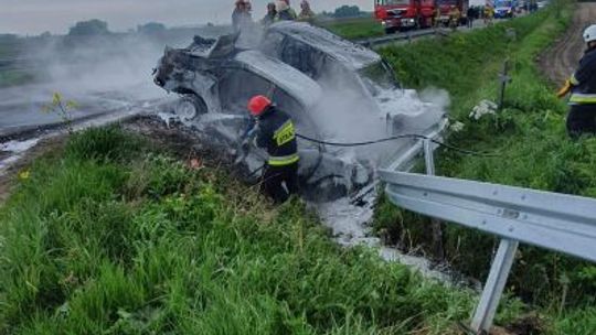 Helenów. Doszczętnie spłonęły dwie osobówki