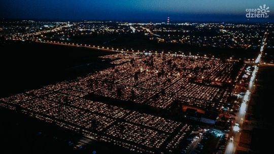 Tysiące zniczy rozświetliło ciechanowskie cmentarze przy Gostkowskiej i Płońskiej (zdjęcia) Tysiące zniczy rozświetliło ciechanowskie cmentarze przy Gostkowskiej i Płońskiej (zdjęcia)
