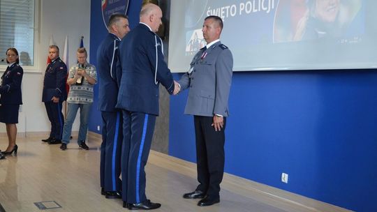 Uroczystości Święta Policji w Mławie, w tle wyróżnieni policjanci i goście, obchody 100-lecia kobiet w Policji.