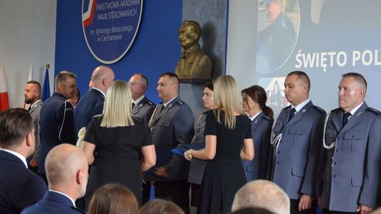 Uroczystości Święta Policji w Mławie, w tle wyróżnieni policjanci i goście, obchody 100-lecia kobiet w Policji.