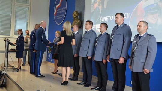 Uroczystości Święta Policji w Mławie, w tle wyróżnieni policjanci i goście, obchody 100-lecia kobiet w Policji.