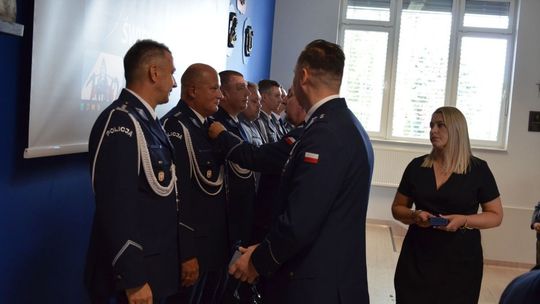 Uroczystości Święta Policji w Mławie, w tle wyróżnieni policjanci i goście, obchody 100-lecia kobiet w Policji.