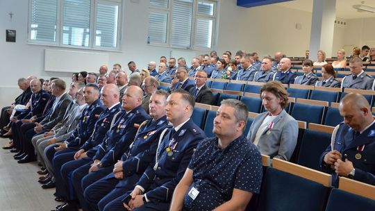 Uroczystości Święta Policji w Mławie, w tle wyróżnieni policjanci i goście, obchody 100-lecia kobiet w Policji.