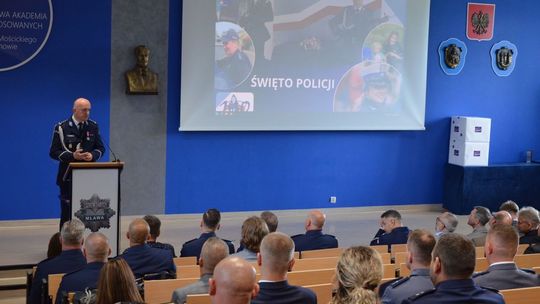 Uroczystości Święta Policji w Mławie, w tle wyróżnieni policjanci i goście, obchody 100-lecia kobiet w Policji.