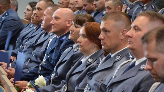 Uroczystości Święta Policji w Mławie, w tle wyróżnieni policjanci i goście, obchody 100-lecia kobiet w Policji.