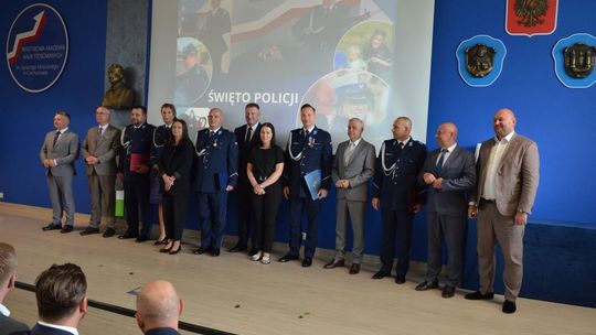 Uroczystości Święta Policji w Mławie, w tle wyróżnieni policjanci i goście, obchody 100-lecia kobiet w Policji.