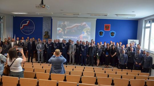 Uroczystości Święta Policji w Mławie, w tle wyróżnieni policjanci i goście, obchody 100-lecia kobiet w Policji.