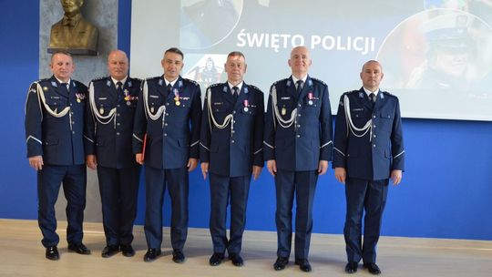 Uroczystości Święta Policji w Mławie, w tle wyróżnieni policjanci i goście, obchody 100-lecia kobiet w Policji.