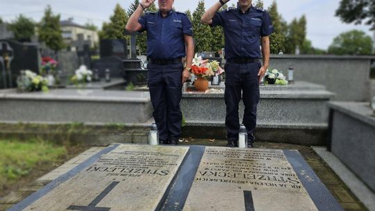 Uroczystości Święta Policji w Mławie, w tle wyróżnieni policjanci i goście, obchody 100-lecia kobiet w Policji.