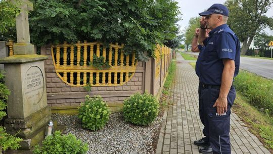 Uroczystości Święta Policji w Mławie, w tle wyróżnieni policjanci i goście, obchody 100-lecia kobiet w Policji.