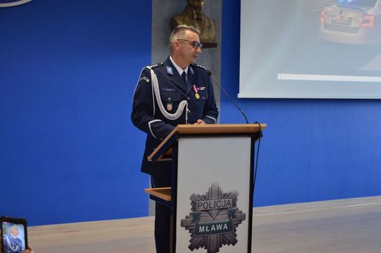 106 lat Policji Państwowej i 100 lat kobiet w służbie. Uroczystości w Mławie Uroczystości Święta Policji w Mławie, w tle wyróżnieni policjanci i goście, obchody 100-lecia kobiet w Policji.