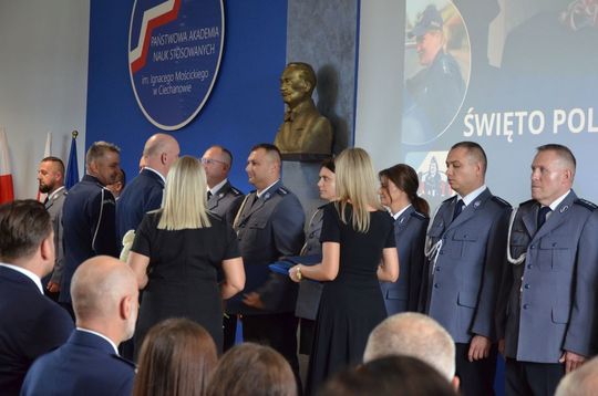 106 lat Policji Państwowej i 100 lat kobiet w służbie. Uroczystości w Mławie Uroczystości Święta Policji w Mławie, w tle wyróżnieni policjanci i goście, obchody 100-lecia kobiet w Policji.