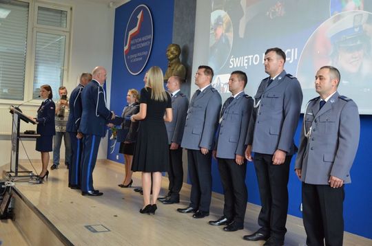 106 lat Policji Państwowej i 100 lat kobiet w służbie. Uroczystości w Mławie Uroczystości Święta Policji w Mławie, w tle wyróżnieni policjanci i goście, obchody 100-lecia kobiet w Policji.