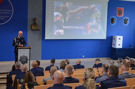 106 lat Policji Państwowej i 100 lat kobiet w służbie. Uroczystości w Mławie Uroczystości Święta Policji w Mławie, w tle wyróżnieni policjanci i goście, obchody 100-lecia kobiet w Policji.