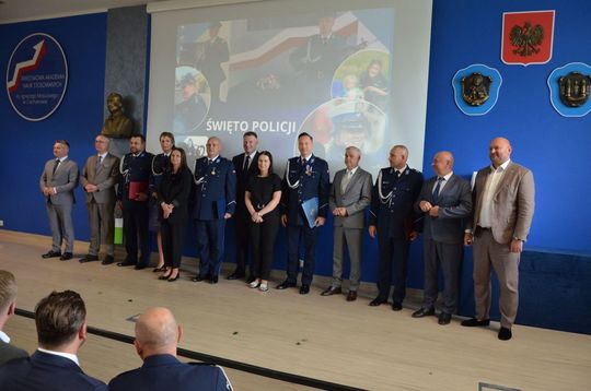 106 lat Policji Państwowej i 100 lat kobiet w służbie. Uroczystości w Mławie Uroczystości Święta Policji w Mławie, w tle wyróżnieni policjanci i goście, obchody 100-lecia kobiet w Policji.