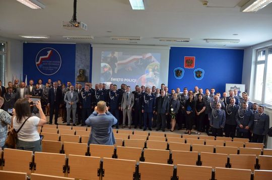 106 lat Policji Państwowej i 100 lat kobiet w służbie. Uroczystości w Mławie Uroczystości Święta Policji w Mławie, w tle wyróżnieni policjanci i goście, obchody 100-lecia kobiet w Policji.