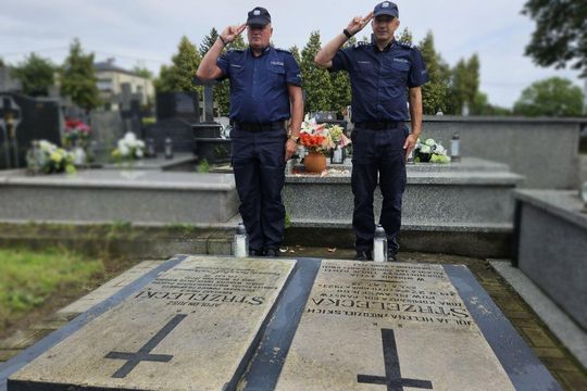 106 lat Policji Państwowej i 100 lat kobiet w służbie. Uroczystości w Mławie Uroczystości Święta Policji w Mławie, w tle wyróżnieni policjanci i goście, obchody 100-lecia kobiet w Policji.