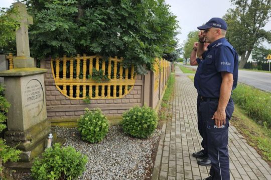 106 lat Policji Państwowej i 100 lat kobiet w służbie. Uroczystości w Mławie Uroczystości Święta Policji w Mławie, w tle wyróżnieni policjanci i goście, obchody 100-lecia kobiet w Policji.